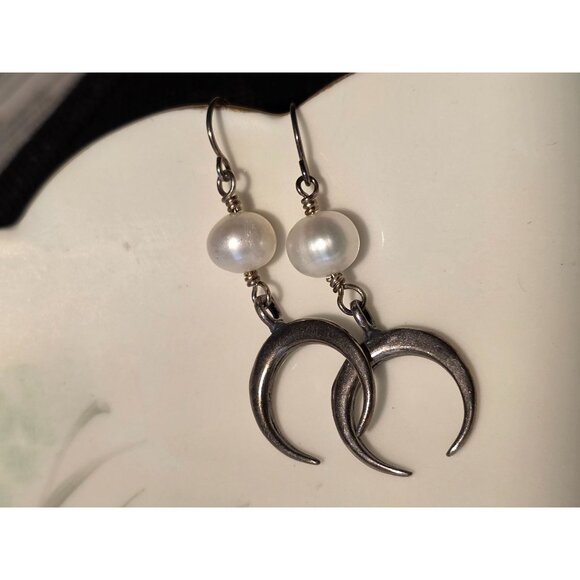 Silver‎ Crescent Moon & Pearl Dangle Earrings - Picture 3 of 3